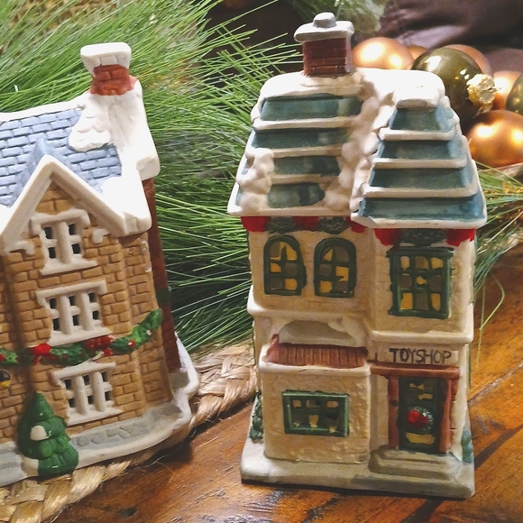 VINTAGE --PORCELAIN VILLAGE INN & TOYSHOP - Picture 3 of 5